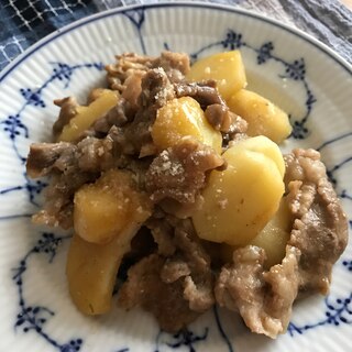 豚こま肉と新じゃがの焼肉のたれ粉チーズ炒め